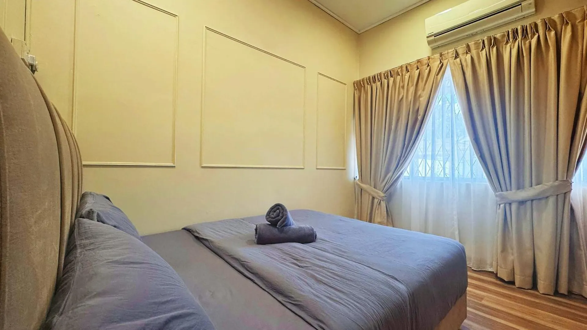 Cheap! New, 1-7 Pax Pj Town Area, Easy Parking Villa Petaling Jaya